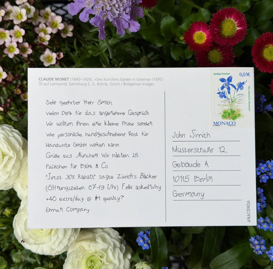 Fertige handgeschriebene Postkarte neben dem Stiftplotter fotografiert